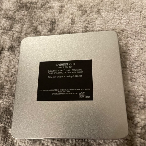 Me Makeover Essentials Lashing Out Neapolitan Eye Shadow, NEW - Picture 2 of 5